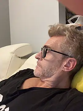 Snapshot of Axl_hot chatting on February 20, 2026, 12:29 am Axl hot online show from February 20, 2026, 12:29 am