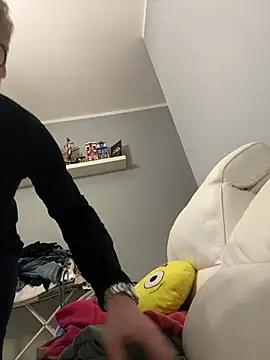 Snapshot of Axl_hot chatting on February 25, 2026, 12:53 am Axl hot online show from February 25, 2026, 12:53 am