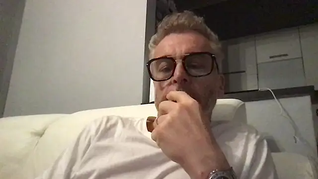 Axl hot online show from April 12, 2026, 6:13 pm