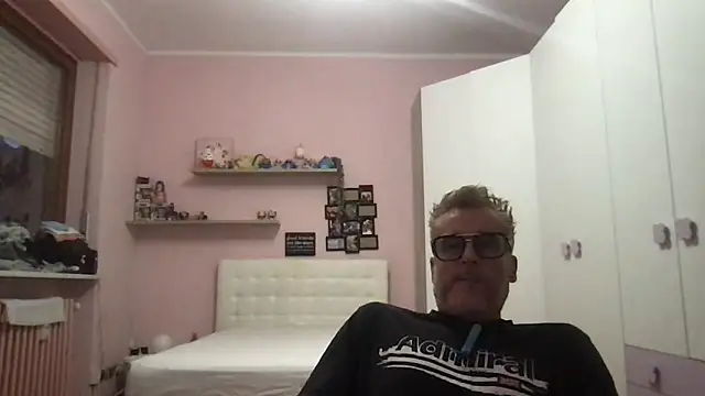 Axl hot online show from May 22, 2026, 7:19 pm