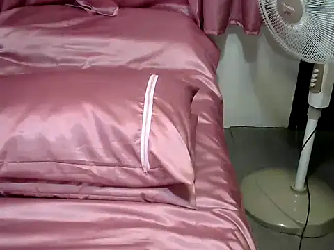 CREAMY BANANA online show from May 18, 2026, 11:10 pm