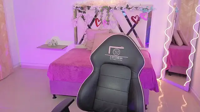 ZURY TAY online show from November 5, 2025, 11:43 am