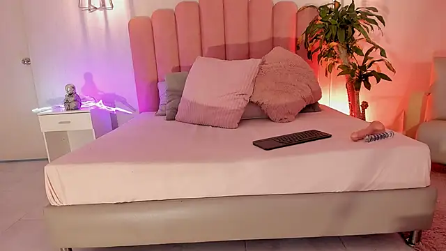 Snapshot of raven_black_ chatting on October 10, 2025, 2:05 pm raven black online show from October 10, 2025, 2:05 pm