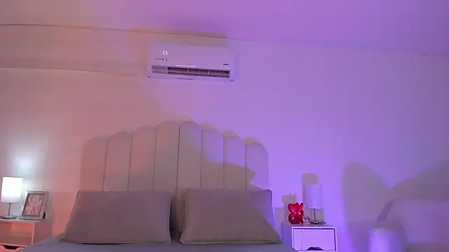 Snapshot of raven_black_ chatting on December 18, 2025, 2:12 pm raven black online show from December 18, 2025, 2:12 pm