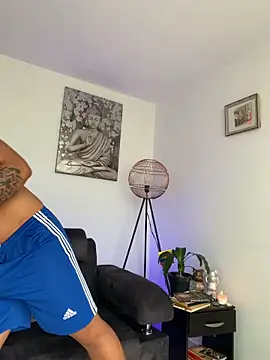 Snapshot of DeimonOficial chatting on February 4, 2026, 8:36 pm DeimonOficial online show from February 4, 2026, 8:36 pm