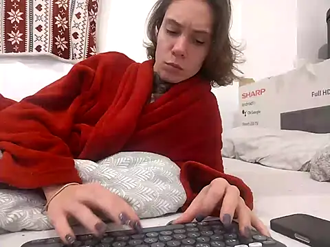 Snapshot of HoneySquirrel chatting on October 26, 2025, 4:24 pm HoneySquirrel online show from October 26, 2025, 4:24 pm