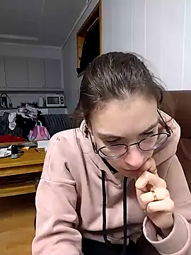 Snapshot of HoneySquirrel chatting on December 5, 2025, 4:14 pm HoneySquirrel online show from December 5, 2025, 4:14 pm