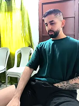 Snapshot of giannis090 chatting on February 7, 2026, 9:29 pm giannis090 online show from February 7, 2026, 9:29 pm