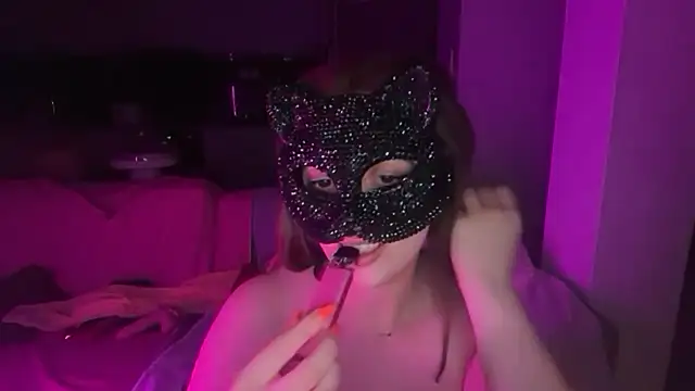 Lunahadidd online show from July 3, 2026, 9:43 pm