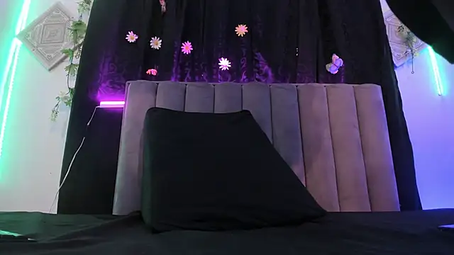 Snapshot of AkiraStone_ chatting on October 1, 2025, 12:00 pm AkiraStone online show from October 1, 2025, 12:00 pm