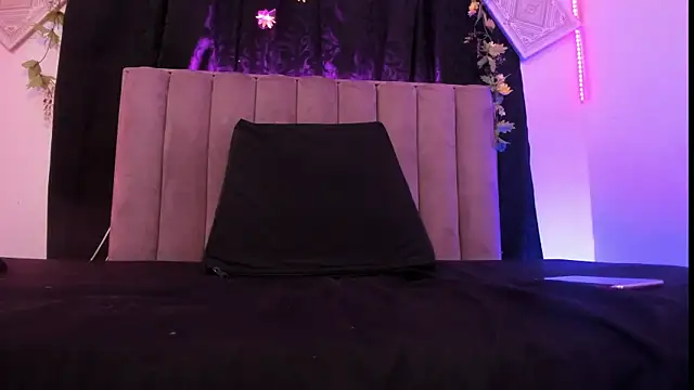 Snapshot of AkiraStone_ chatting on October 6, 2025, 7:22 pm AkiraStone online show from October 6, 2025, 7:22 pm