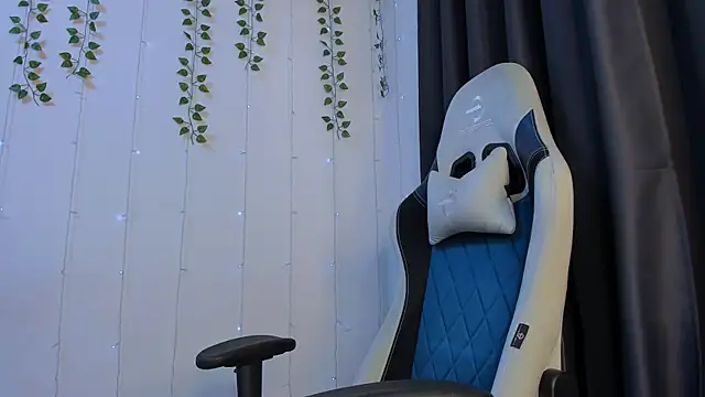 Snapshot of Your_Claddagh chatting on February 15, 2026, 1:09 pm Your Claddagh online show from February 15, 2026, 1:09 pm