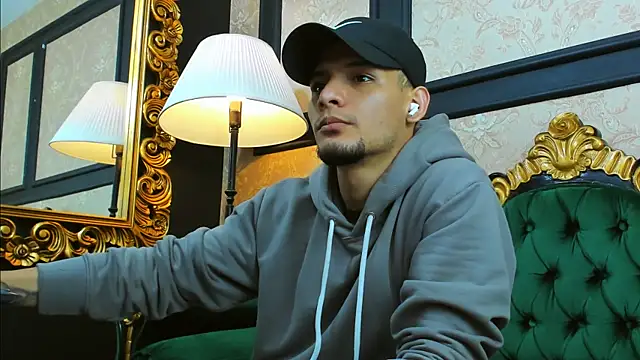 Snapshot of AlessandroKiing chatting on August 3, 2026, 10:35 pm AlessandroKiing online show from August 3, 2026, 10:35 pm