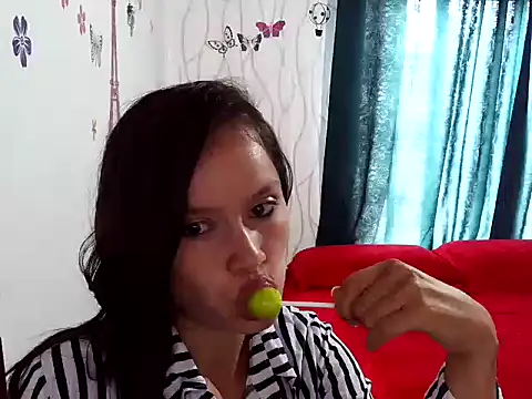 Snapshot of FrecitaRoja chatting on October 16, 2025, 3:57 pm FrecitaRoja online show from October 16, 2025, 3:57 pm