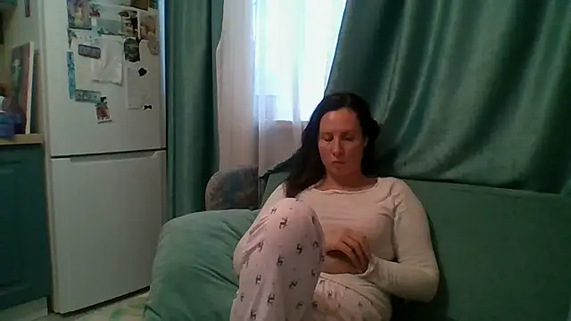 ALICAINWONDERLAND online show from November 7, 2025, 10:48 am