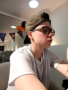 Snapshot of SpencerMontgomery chatting on October 28, 2025, 6:21 pm SpencerMontgomery online show from October 28, 2025, 6:21 pm