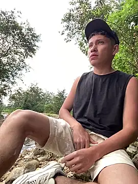 Snapshot of elfernh chatting on December 17, 2025, 1:17 pm elfernh online show from December 17, 2025, 1:17 pm