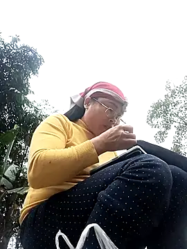 Snapshot of CoMay003 chatting on November 12, 2025, 9:21 am CoMay003 online show from November 12, 2025, 9:21 am