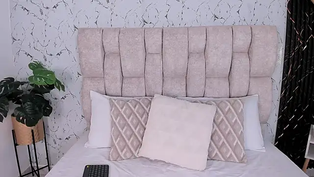 Laura Ivy online show from November 10, 2025, 12:37 pm