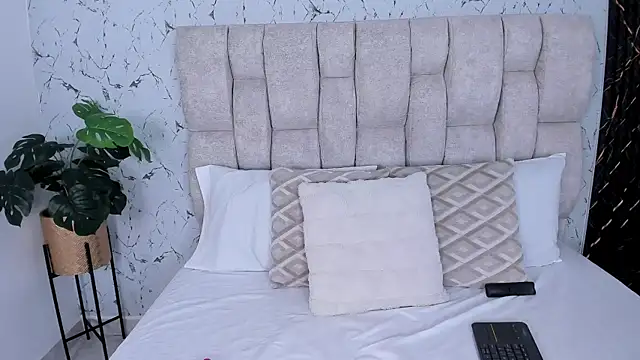 Laura Ivy online show from November 11, 2025, 1:00 pm