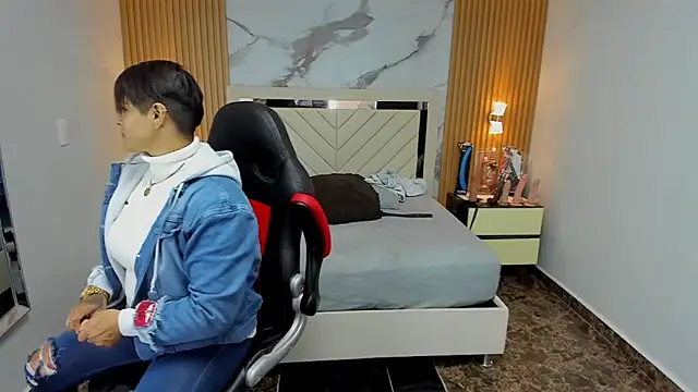 KAROLLJONES1 online show from November 13, 2025, 7:35 pm