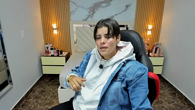 KAROLLJONES1 online show from November 28, 2025, 7:38 pm