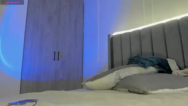 Snapshot of Ice_Princess_ chatting on October 29, 2025, 1:13 pm Ice Princess online show from October 29, 2025, 1:13 pm