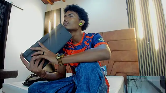 Snapshot of FYKMOR_1 chatting on December 5, 2025, 7:43 pm FYKMOR 1 online show from December 5, 2025, 7:43 pm