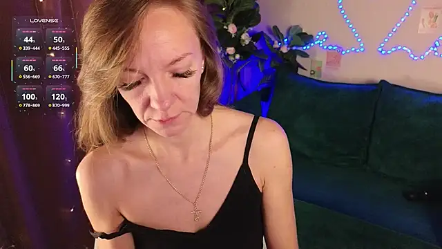 Snapshot of Jesica_mooon chatting on December 5, 2025, 1:36 am Jesica mooon online show from December 5, 2025, 1:36 am