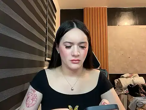 Yhanbeaufort18 online show from October 2, 2025, 11:39 am