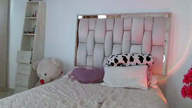 Snapshot of Ayleen_m chatting on November 12, 2025, 7:24 pm Ayleen m online show from November 12, 2025, 7:24 pm