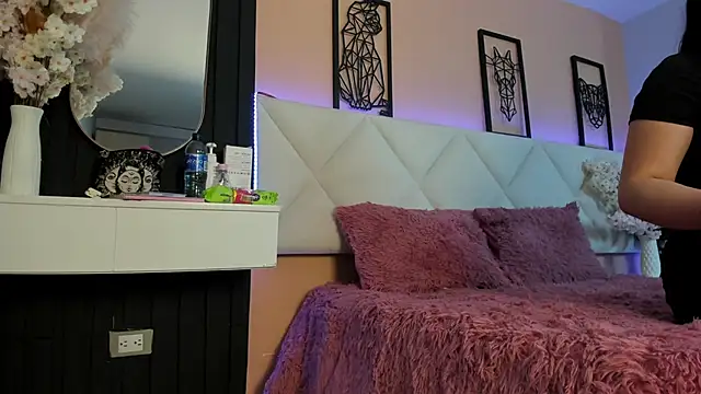 veronica hill  online show from September 9, 2025, 3:17 am