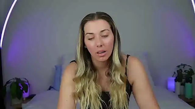 Snapshot of louiseberkeley chatting on October 4, 2025, 4:21 am louiseberkeley online show from October 4, 2025, 4:21 am
