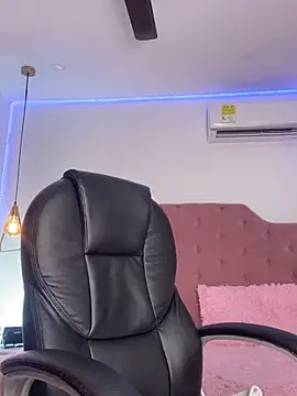 Velveet x online show from November 27, 2025, 11:23 am