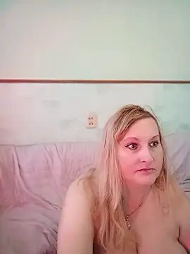 Snapshot of XHelenaX90 chatting on February 25, 2026, 10:03 am XHelenaX90 online show from February 25, 2026, 10:03 am