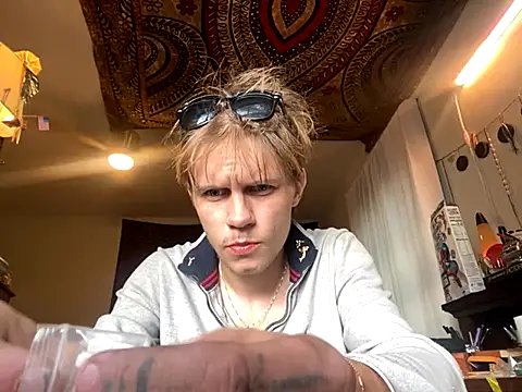 XanderOzzz online show from October 21, 2025, 8:53 pm