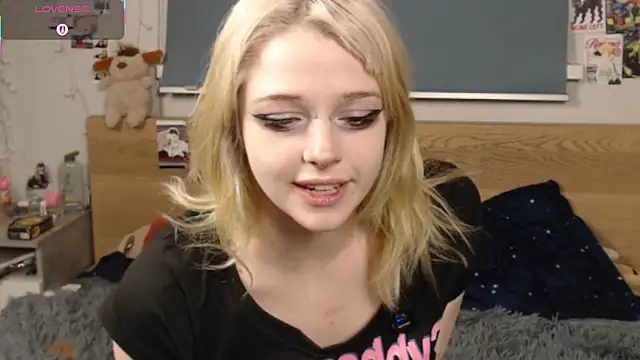 Snapshot of triplebakaaa chatting on December 4, 2025, 8:06 pm triplebakaaa online show from December 4, 2025, 8:06 pm