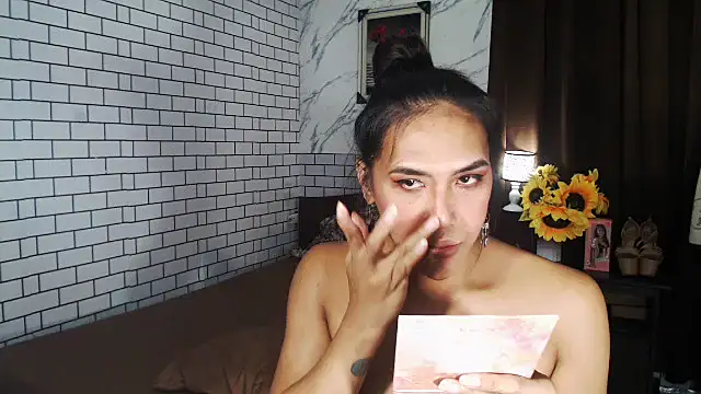 Snapshot of Latinahugecock chatting on October 4, 2025, 8:34 am Latinahugecock online show from October 4, 2025, 8:34 am
