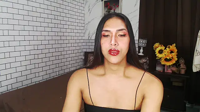 Snapshot of Latinahugecock chatting on October 6, 2025, 3:20 pm Latinahugecock online show from October 6, 2025, 3:20 pm