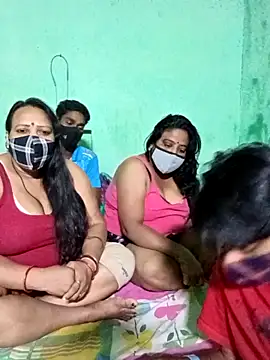 Snapshot of LoveOnStream chatting on November 4, 2025, 3:55 pm LoveOnStream online show from November 4, 2025, 3:55 pm