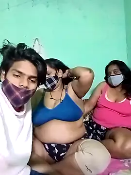 Snapshot of LoveOnStream chatting on November 5, 2025, 6:19 pm LoveOnStream online show from November 5, 2025, 6:19 pm