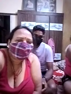 Snapshot of LoveOnStream chatting on February 6, 2026, 11:02 am LoveOnStream online show from February 6, 2026, 11:02 am