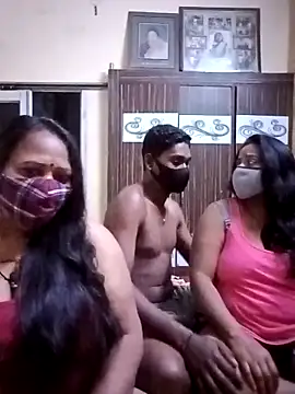 Snapshot of LoveOnStream chatting on February 10, 2026, 12:09 pm LoveOnStream online show from February 10, 2026, 12:09 pm