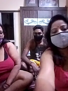 Snapshot of LoveOnStream chatting on February 13, 2026, 1:07 pm LoveOnStream online show from February 13, 2026, 1:07 pm