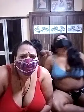 Snapshot of LoveOnStream chatting on February 16, 2026, 4:36 pm LoveOnStream online show from February 16, 2026, 4:36 pm