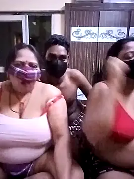 Snapshot of LoveOnStream chatting on February 17, 2026, 4:53 am LoveOnStream online show from February 17, 2026, 4:53 am