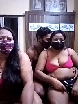 Snapshot of LoveOnStream chatting on February 24, 2026, 12:52 am LoveOnStream online show from February 24, 2026, 12:52 am