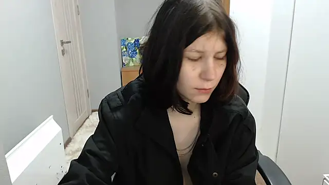 TinaQuiin online show from November 21, 2025, 8:35 am