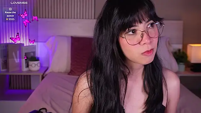 aprilqueenie online show from May 15, 2026, 7:43 pm