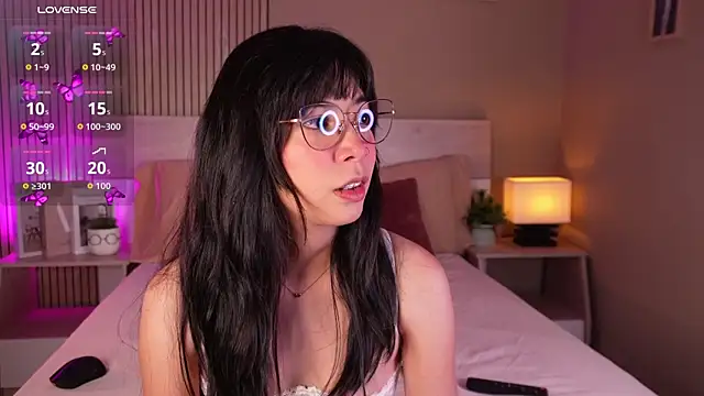 aprilqueenie online show from May 17, 2026, 7:43 pm